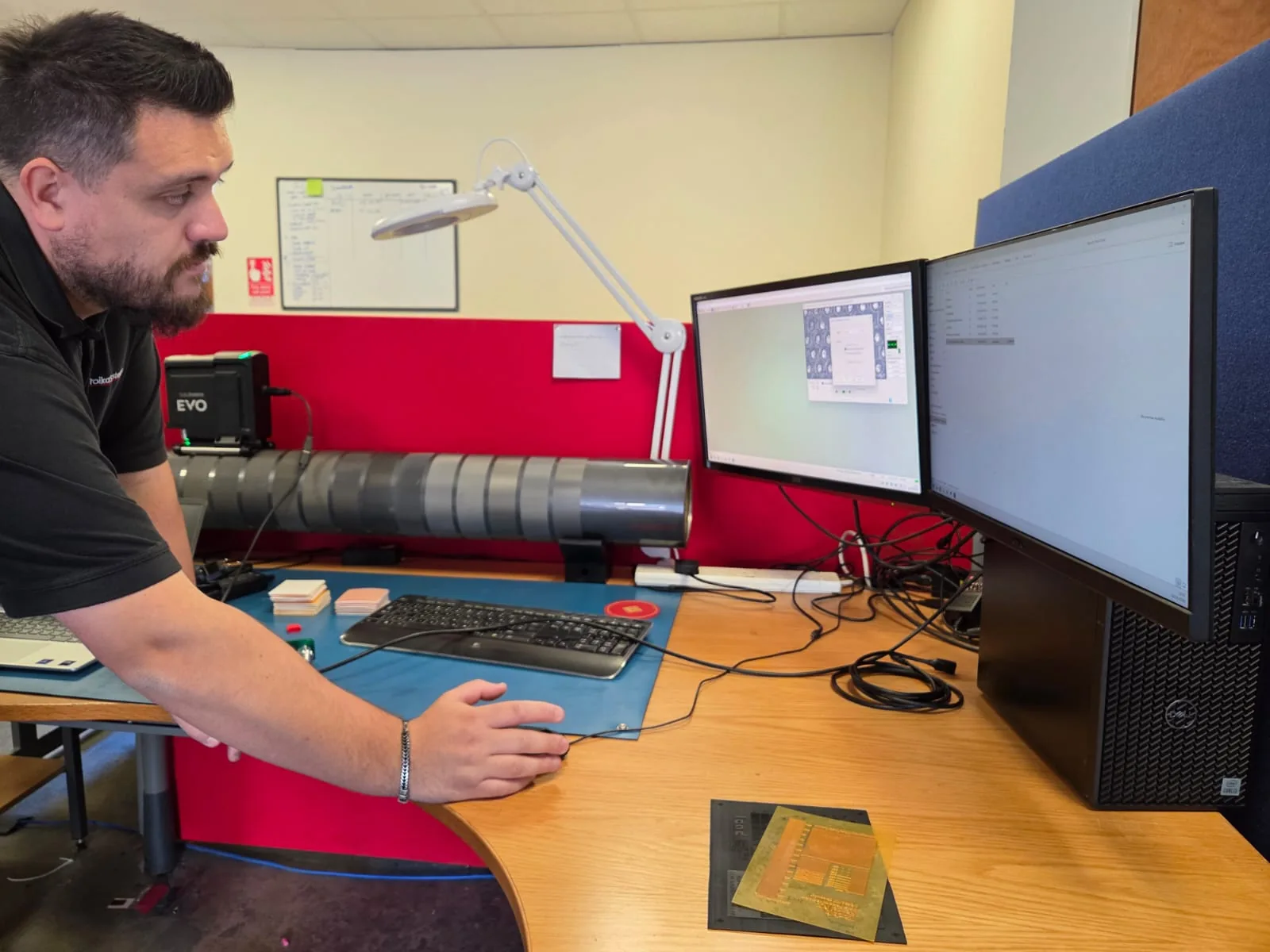 AniCAM EVO measuring an anilox cylinder alongside a laptop