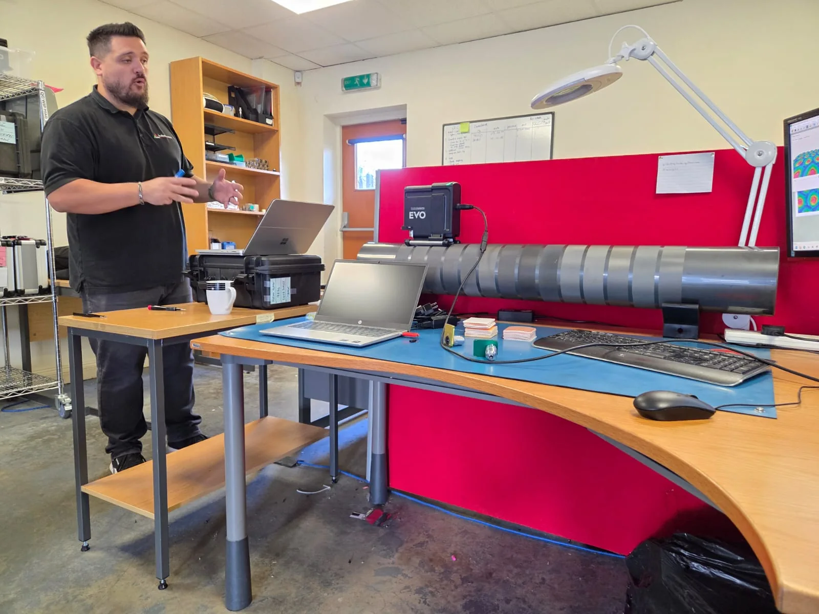 Troika specialist demonstrates AniCAM EVO measurement on an anilox roll